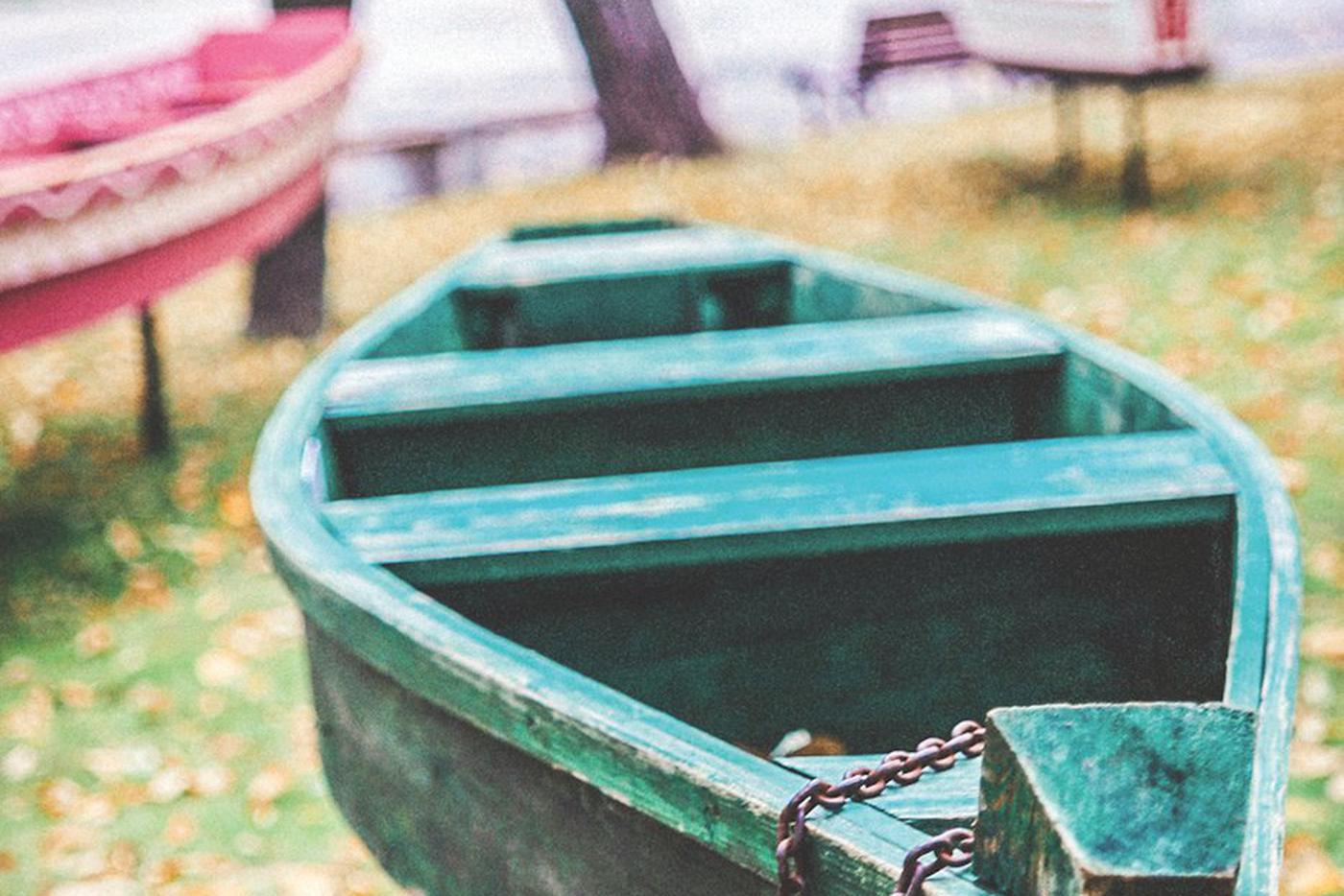 Необычные узорчатые лодки-плоскодонки приплыли в сквере Всероссийского музея декоративного искусства