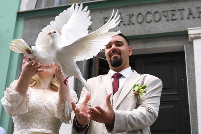 ЛДПР предложила выплачивать молодожёнам денежные поощрения