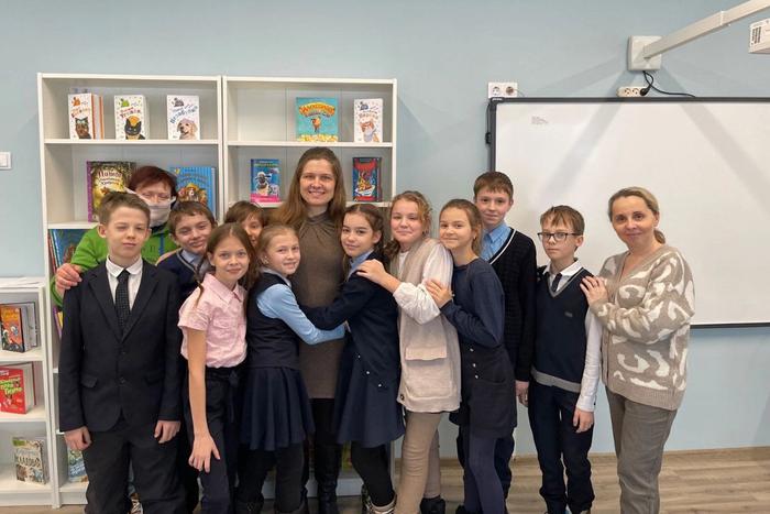 Дети воспринимают учительницу как старшую сестру. Они не стесняются чувств и обращаются к ней на "ты"