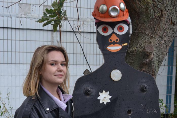 Пенсионер во дворе дома поселил чернокожего охранника