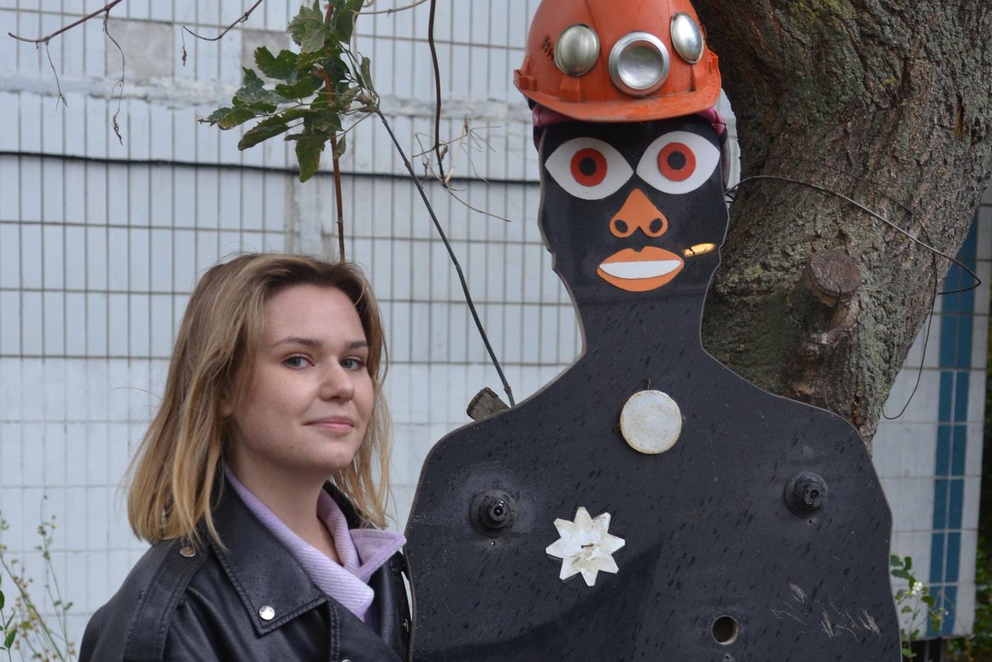 Пенсионер во дворе дома поселил чернокожего охранника