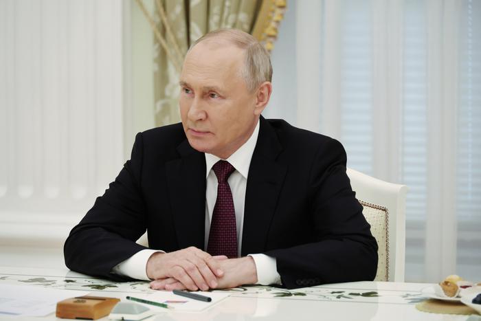 Путин заявил о расширении мер поддержки учителей