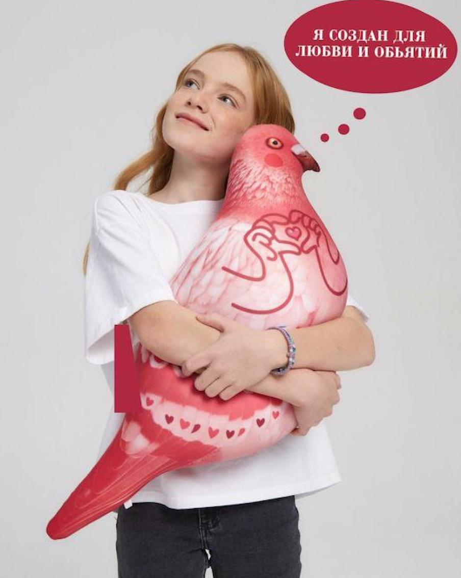 Голубь-то откормленный... Вот что значит наживаться на влюблённых сердцах!