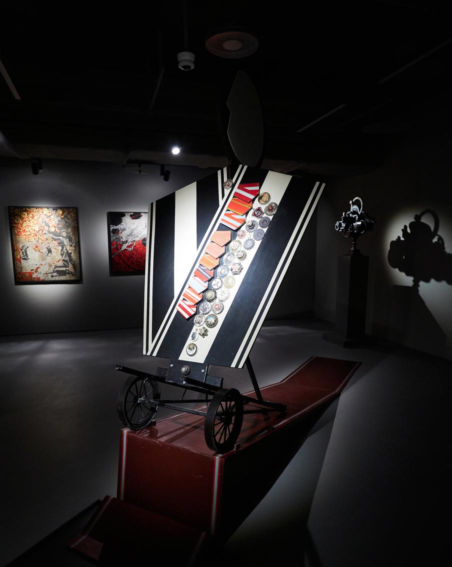 "Триумфальная колесница". По замыслу художника, карнавальные медали движутся вверх по плоскости и срываются в пропасть – так Борис Орлов изобразил, что "движения вверх" в 1991 году в СССР больше нет. "Я открыл выставку в начале ноября – в декабре СССР развалился" / Борис Орлов