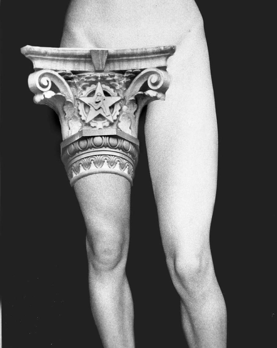 "Архитектурные излишества". "Как-то я сидел на лавочке в метро, рукой гладил мраморную волюту и подумал: "Хорошо бы было украсить мрамором и женское тело". Так родилась серия из 15 работ, но самой знаменитой стала та, что с капителью со станции метро "Динамо". Сегодня она в Центре Помпиду в Париже / Борис Орлов