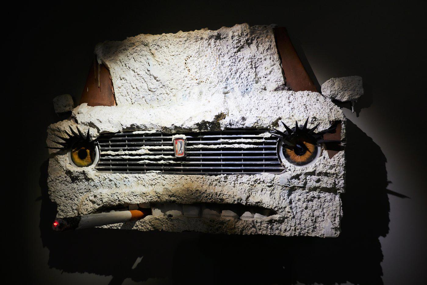 "Копейка". Художник отождествил машину с человеком: дедушка выходит разогревать свою "копейку", курит. Они так похожи! Теперь, простояв всю зиму, машина наконец оживает... покурит и поедет / Сергей Шеховцов