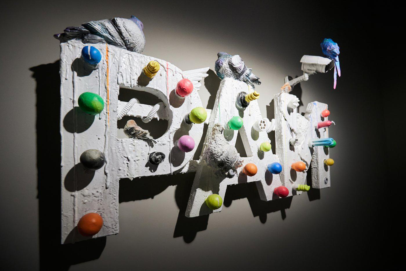 "Рай". "Недалеко от моего дома был клуб "Рай". Когда он закрылся, я подумал: "Рай закрыться не может, ведь это нечто большее". Сергей Шеховцов позволил зрителю играть с глубоким смыслом слова, лишь подчеркнув, что птицы здесь – олицетворение людей / Сергей Шеховцов