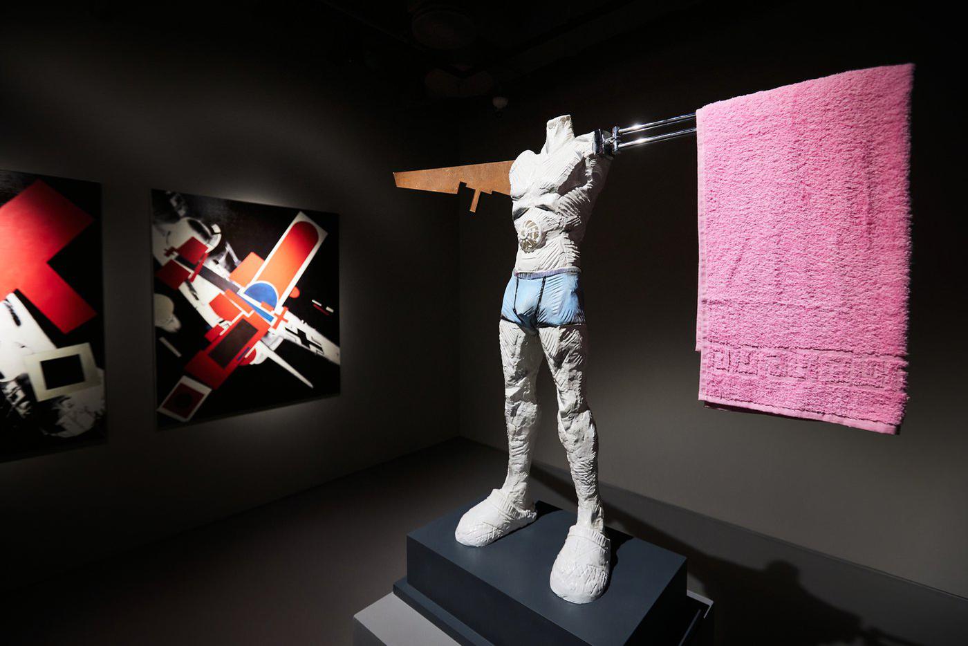 "Икар". Сергей Шеховцов пересмотрел сюжет мифа об Икаре. Теперь его крылья из железа, справа – полотенцесу - шитель. На груди – система пожарной безопасности, она сработала как чувство самосохранения, когда он поднялся слишком высоко / Сергей Шеховцов