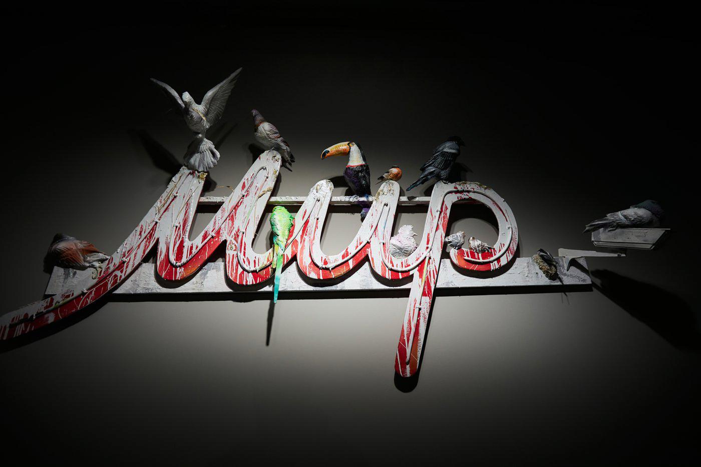 Машина курит, а Икар вернулся: на выставке в Москве обратились к соц- и поп-арту