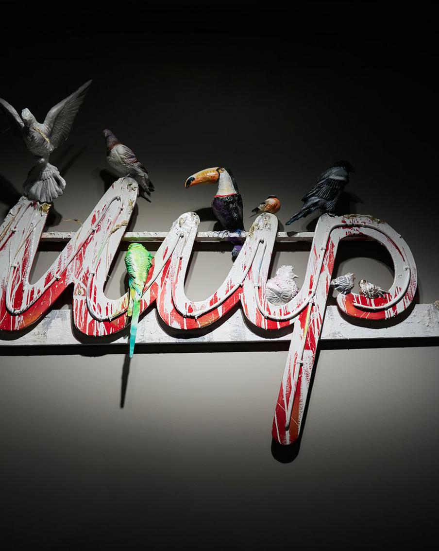 Машина курит, а Икар вернулся: на выставке в Москве обратились к соц- и поп-арту