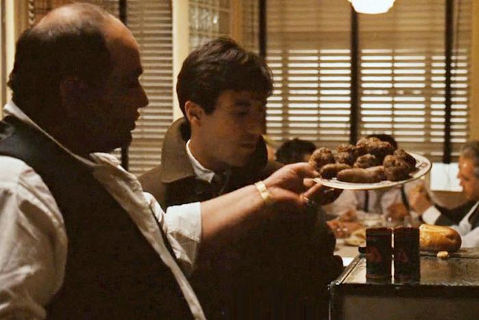 Питер Клеменц из "Крёстного отца" учит готовить правильные макароны с фрикадельками