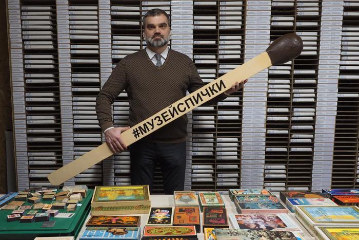 Биплан на копеечных спичках показывал пролетарский кулак буржуйскому Западу