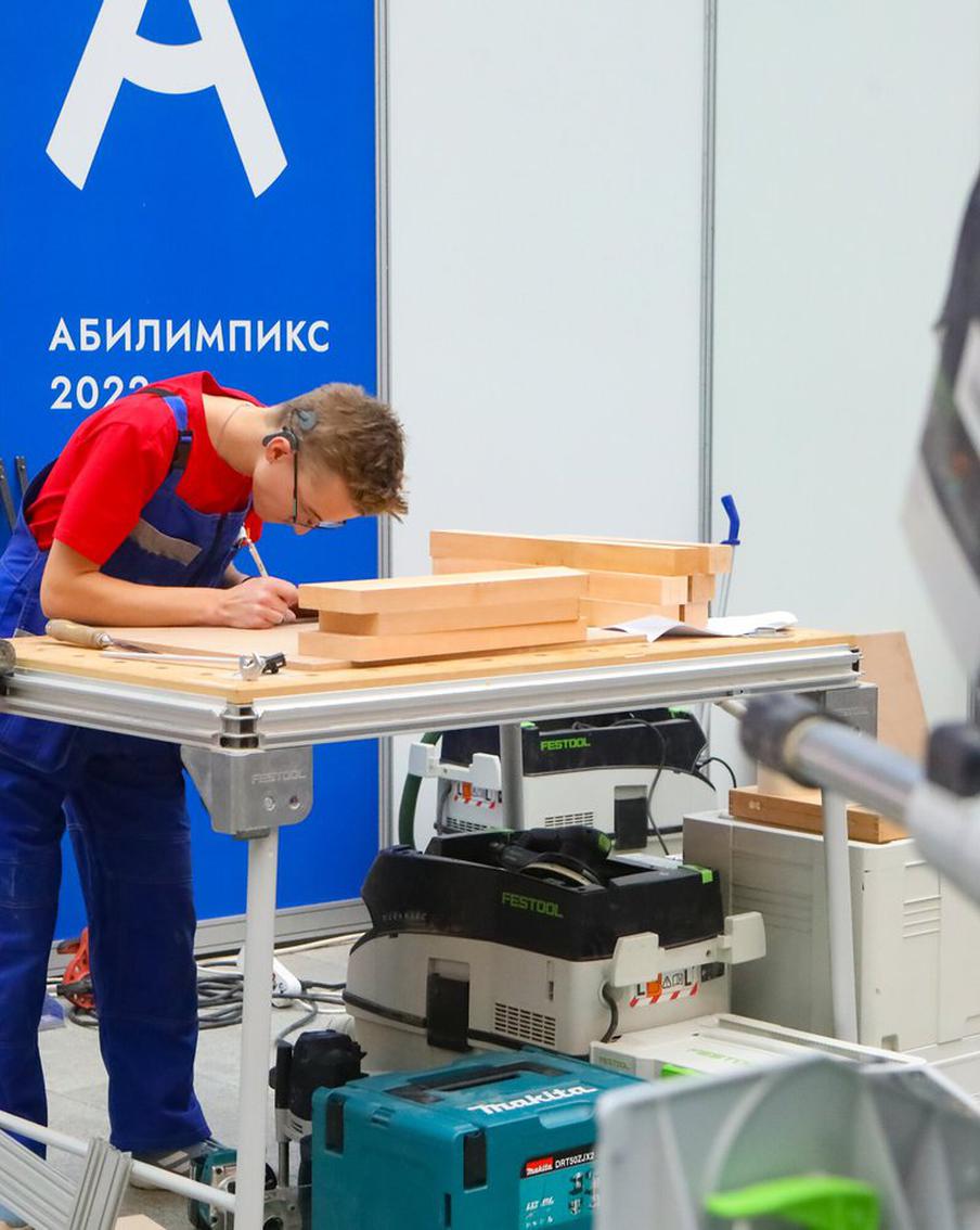 В Москве на чемпионате "Абилимпикс" люди с инвалидностью боролись за звание лучших в разных профессиях