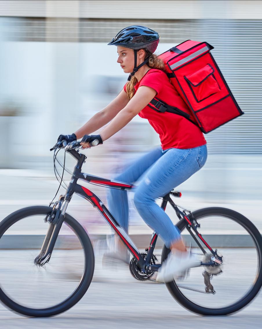 "Вот куда тебе столько воды?": как курьерам усложняют жизнь клиенты служб доставки