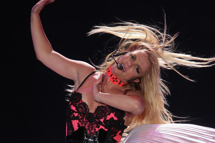 На новом видео, которая сняла танцующая Бритни, поклонники заметили подозрительную деталь и забили тревогу