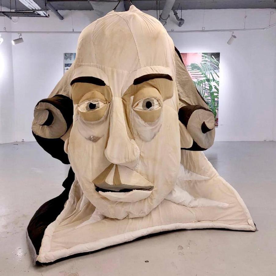 "Портрет Шекспира". Английского поэта художница сделала по случаю своего дня рождения в Театре наций в виде выдуманных "качелей". Таким образом, она представляла, что зрители могли "убаюкаться" внутри головы, где рождались великие произведения.