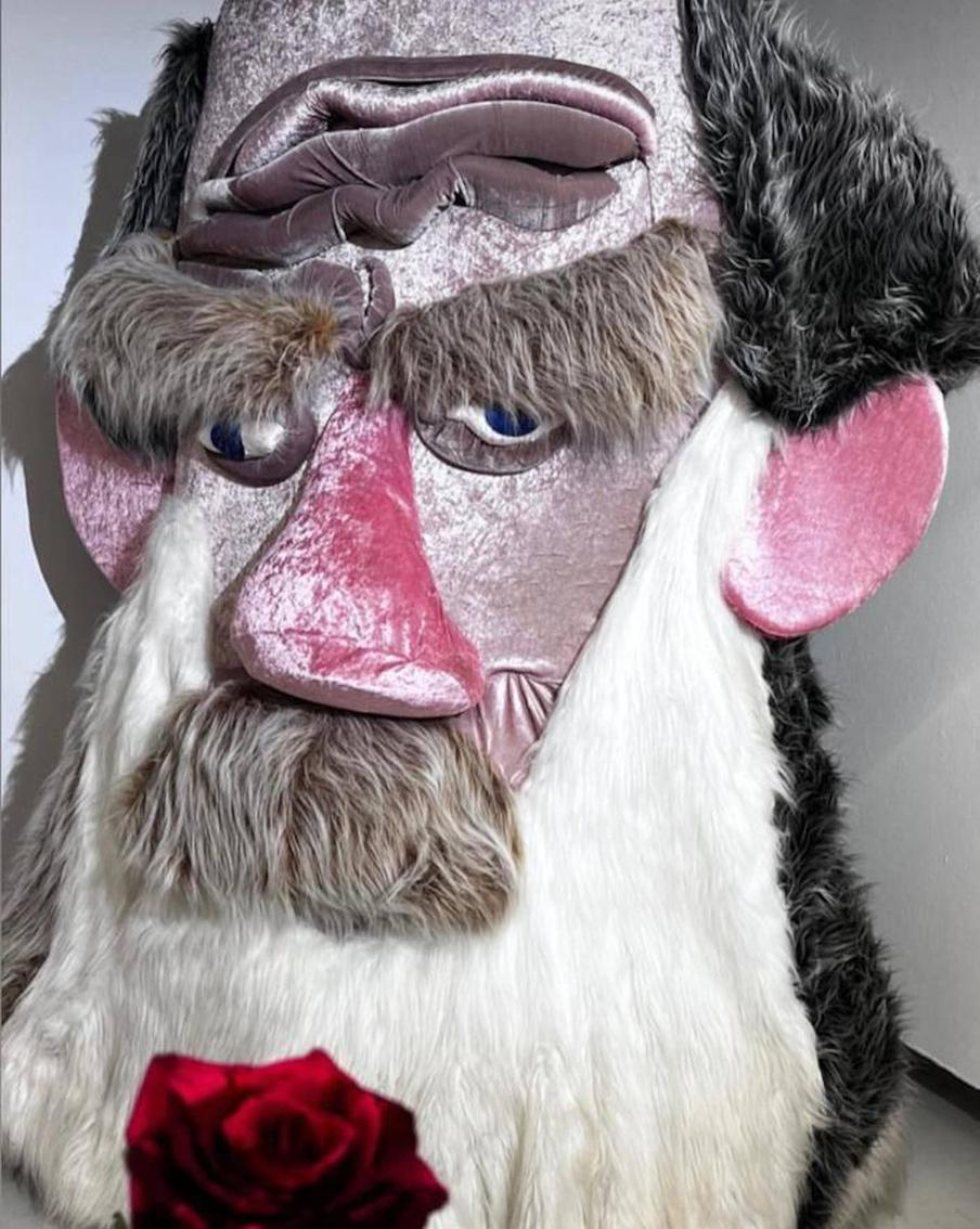 "Лев Николаевич Толстой". Эту фигуру Ирина делала по заказу для проекта библиотеки им. Ленина. По её задумке, писатель, которого "надевали на себя" искусствоведы, стал рекламным агентом. Вечером он ходил вокруг памятника Достоевскому под снегом и раздавал всем людям свою исповедь, посвящённую его размышлениям о религии и православии — фундаментальной теме в творчестве классика.