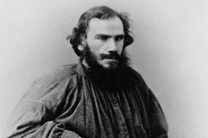 "Бархатные" писатели: в центр Москвы привезли ростовые куклы Толстого и Шекспира