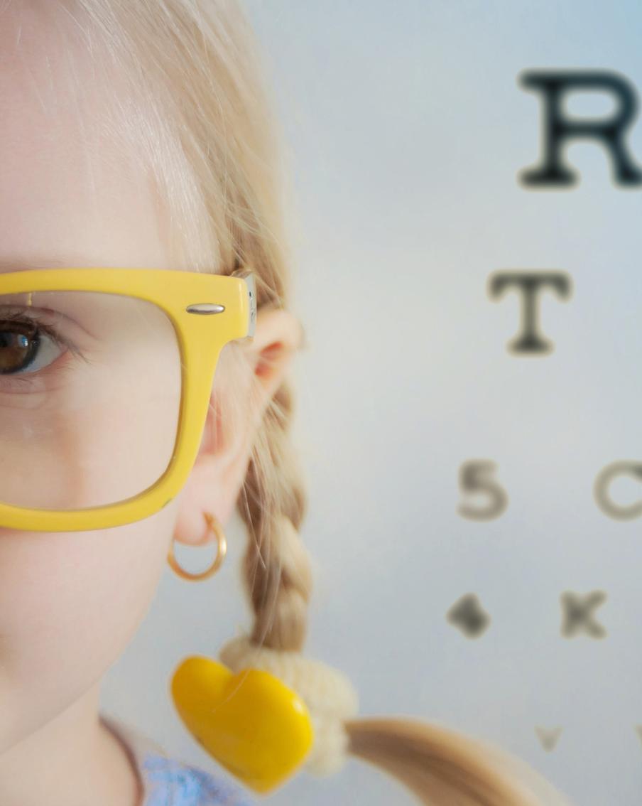 Даже если малыш не жалуется на зрение, визиты к окулисту должны быть постоянными