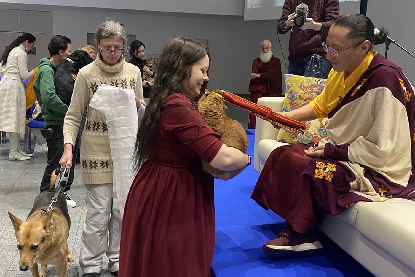 Монах в Москве благословил четвероногих и пернатых