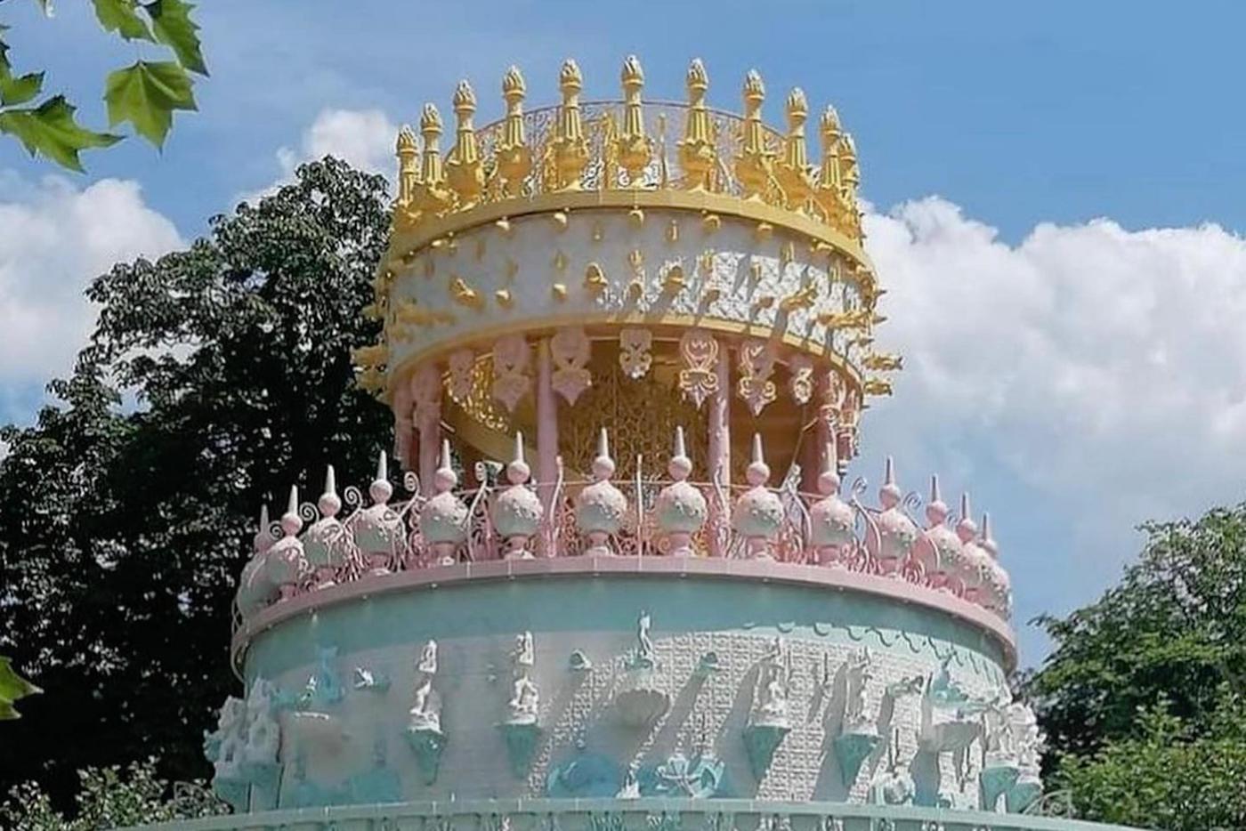 В английском поместье появился гигантский особняк в виде торта