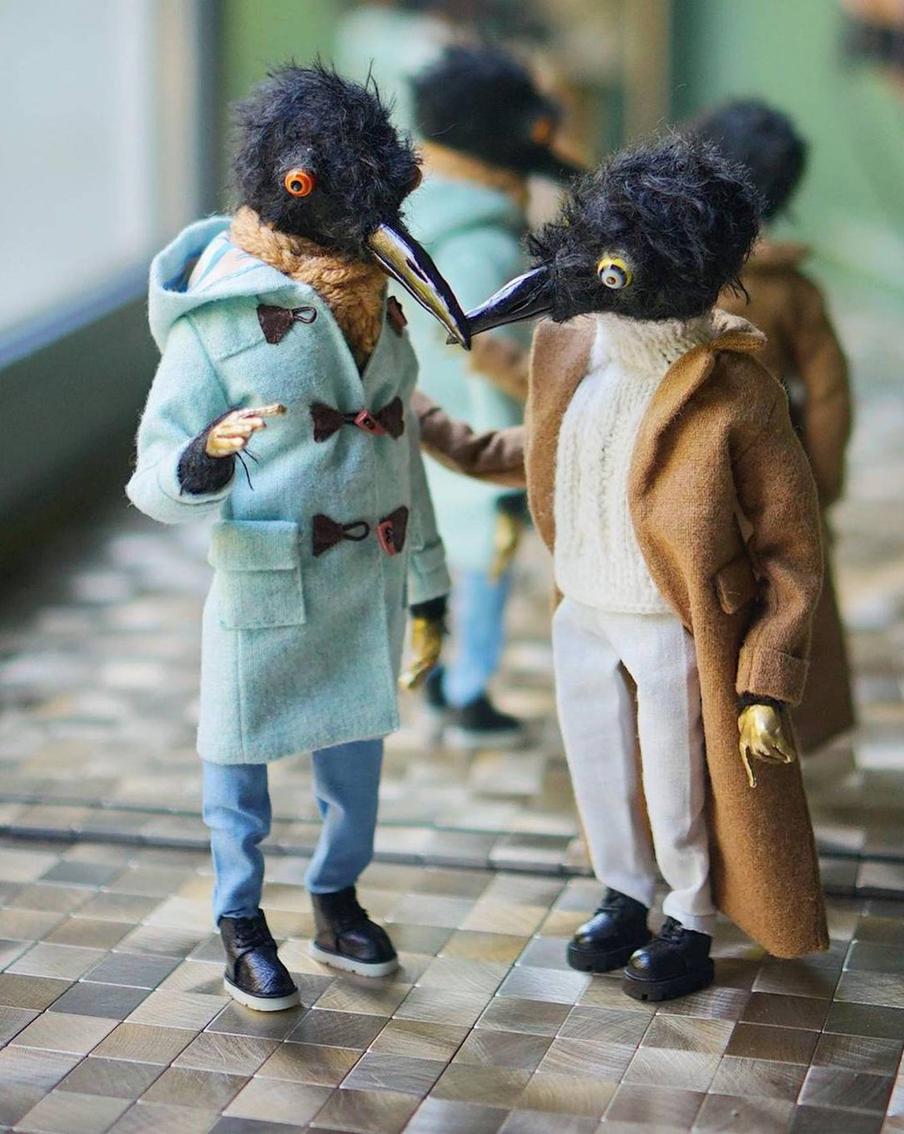 Крис: "Когда там солнышко взойдёт? Время уже семь вечера, а его всё нет". Френки: "Наверное, оно опоздало на автобус"