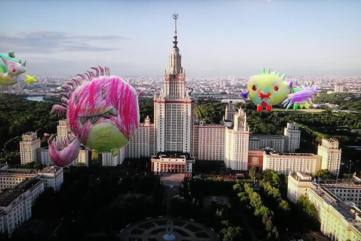 "Особенная Москва". Даниил Зуев. Существа, летающие над главным зданием МГУ, — это рисунки детей из инклюзивного центра "Йом-Йом". Проект стремится показать, что дети с ментальными особенностями — не лица с другой планеты, а уникальные индивидуумы, способные творить