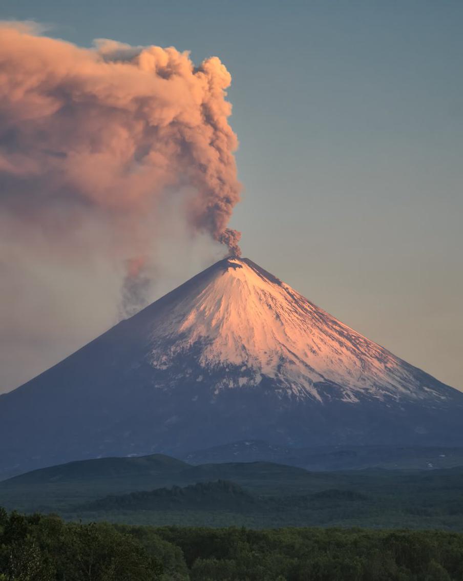 На Камчатке вулкан Ключевской выбросил столб пепла