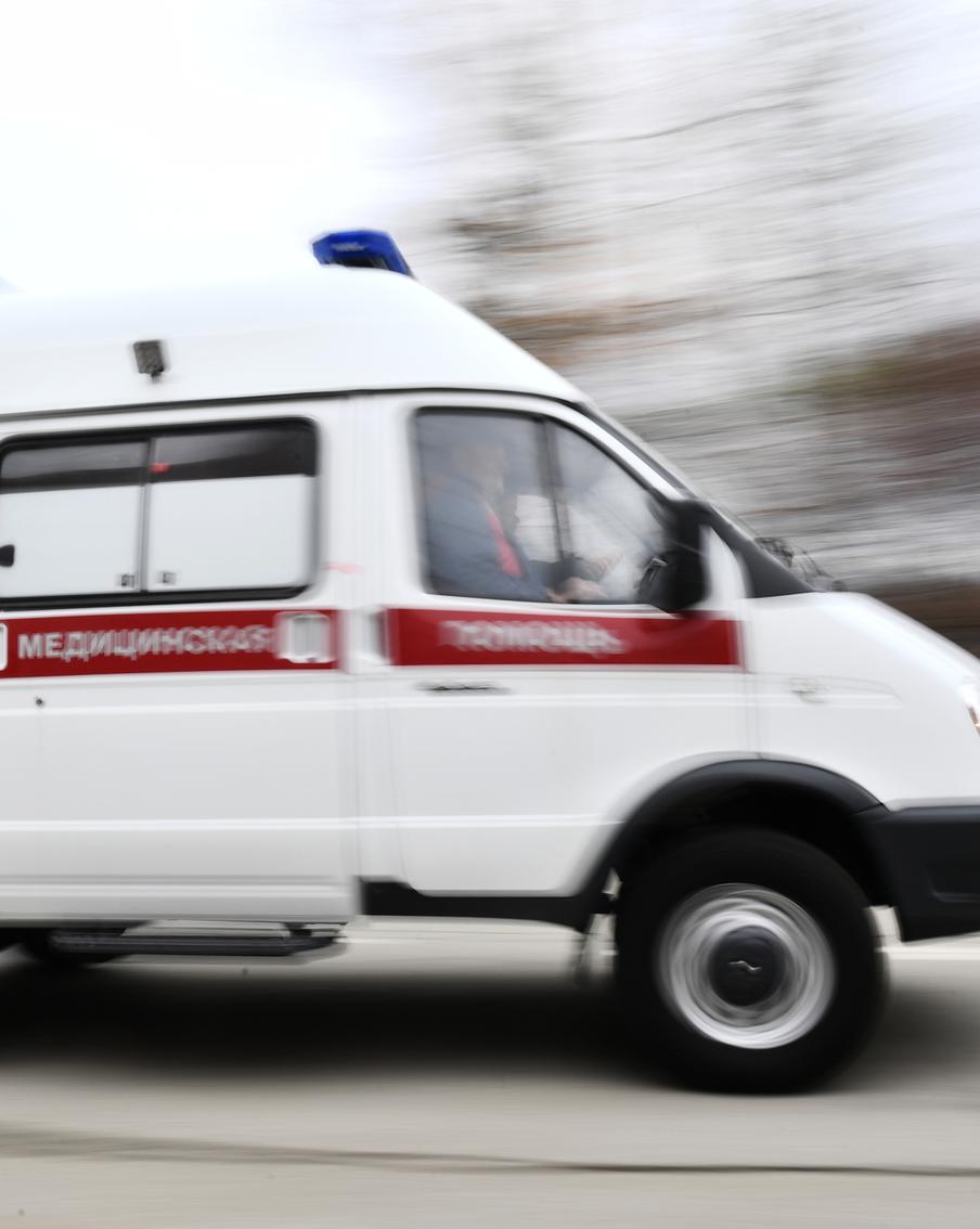 В Приморье автобус с туристами съехал в кювет, два человека погибли