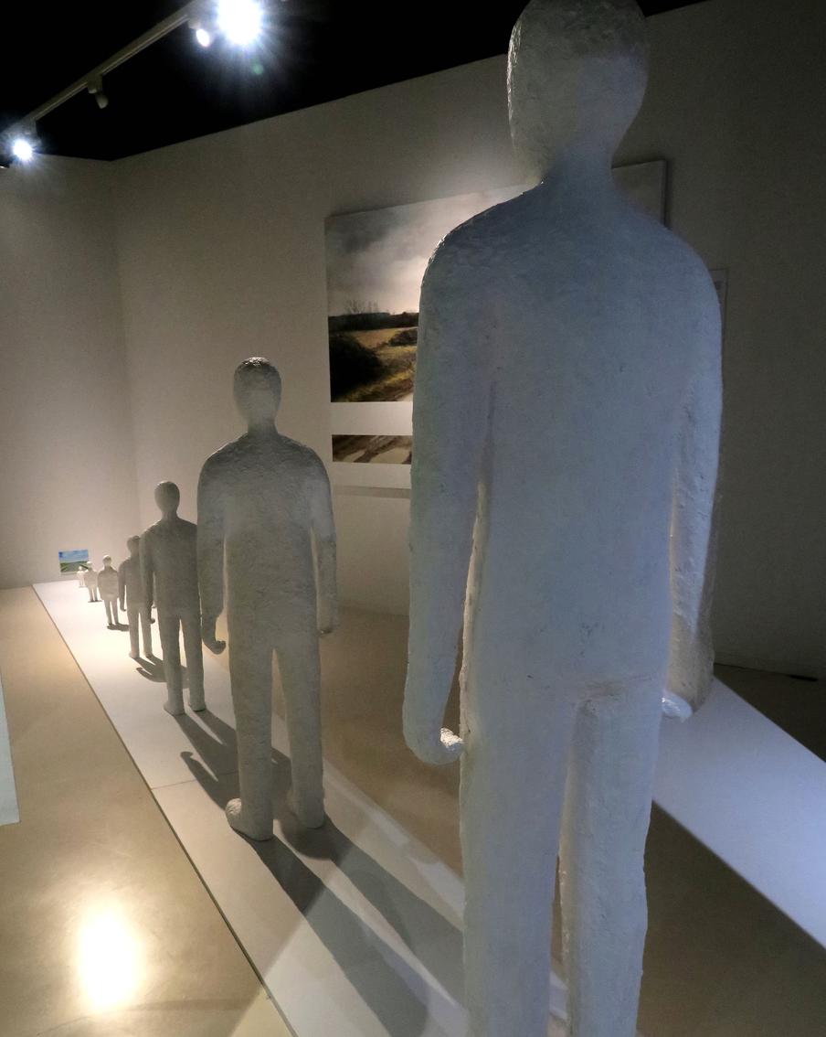 "Большие перспективы". Егор Плотников. Инсталляция окружена автобиографичными пейзажами — их художник когда-то уже видел, в далёком детстве. С помощью уменьшения фигур автор переносит зрителя в мир своих воспоминаний