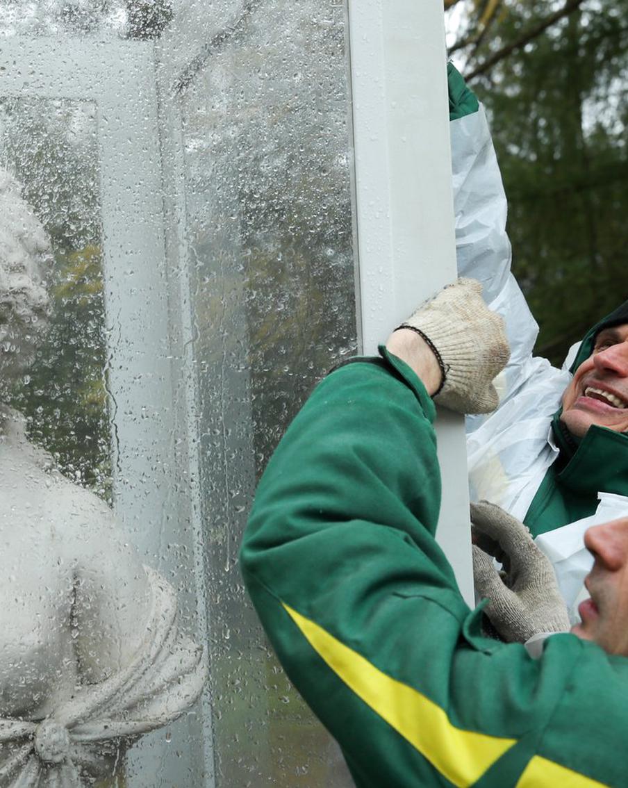 Скульптуры укутали в стекло и отправили на зимовку