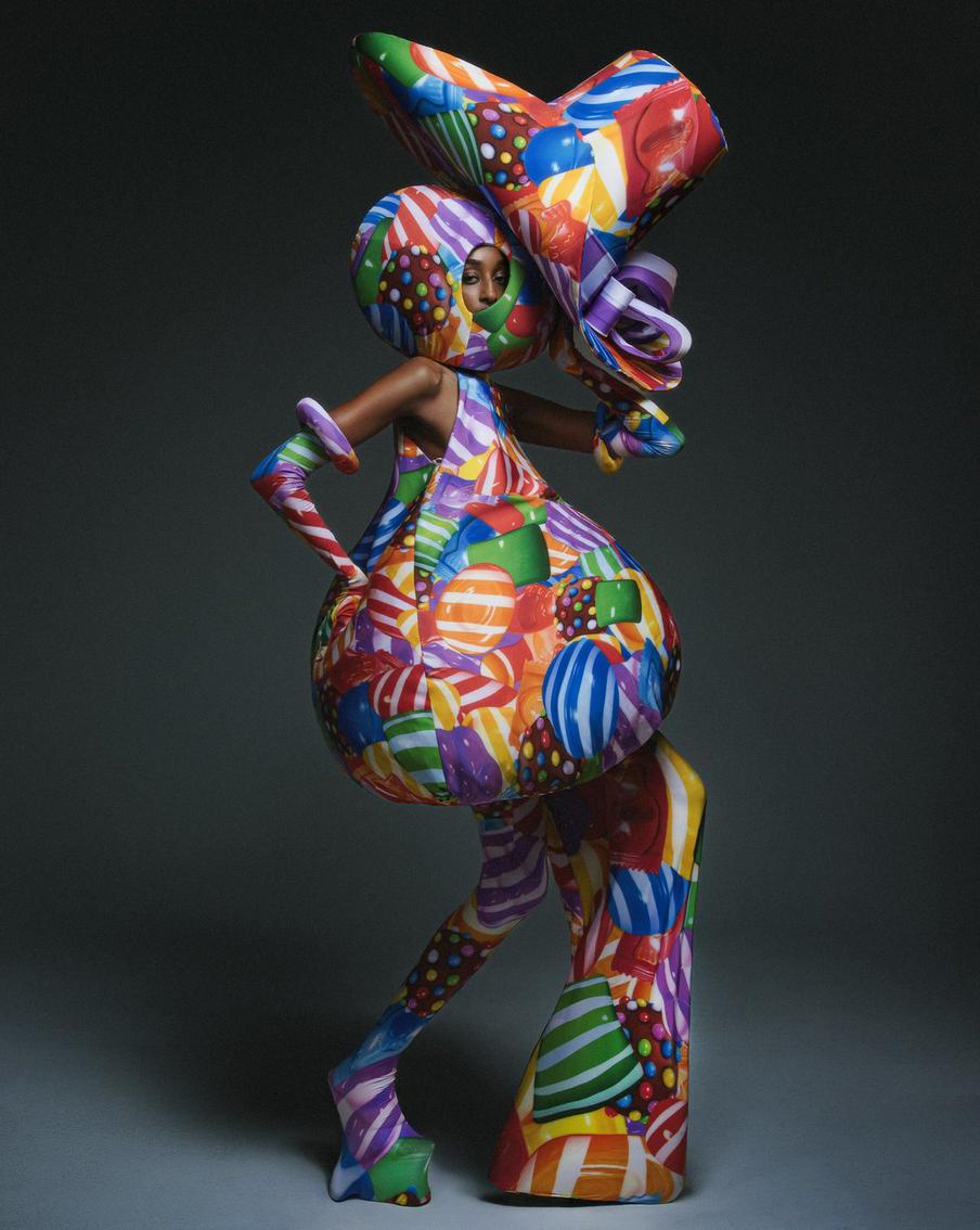 В полный комплект также входит объёмная шляпа.