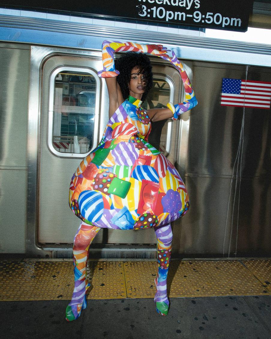 Наряд полностью покрыт принтом с конфетами.