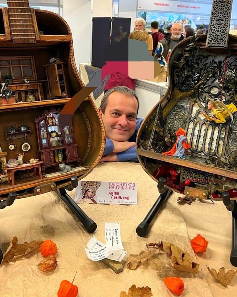 Это развлечение для взрослых: столичный мастер поместил кукольную утварь в старые гитары