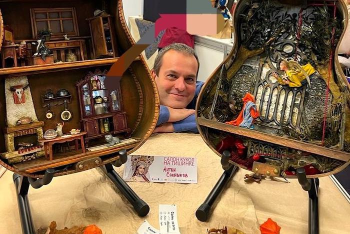 Это развлечение для взрослых: столичный мастер поместил кукольную утварь в старые гитары