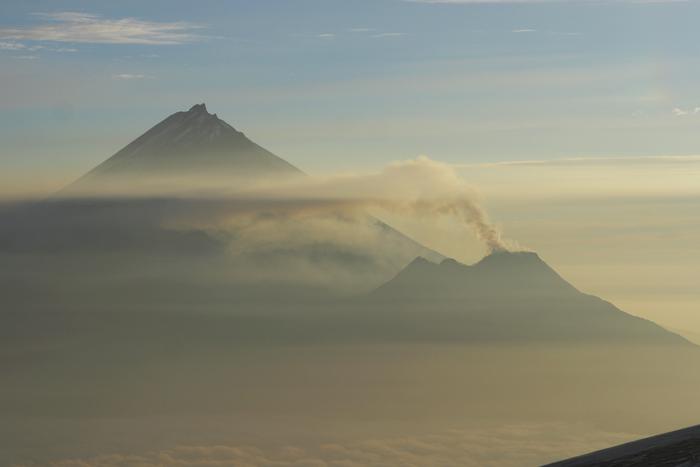 Вулкан Безымянный на Камчатке выбросил пепел на высоту 11 километров