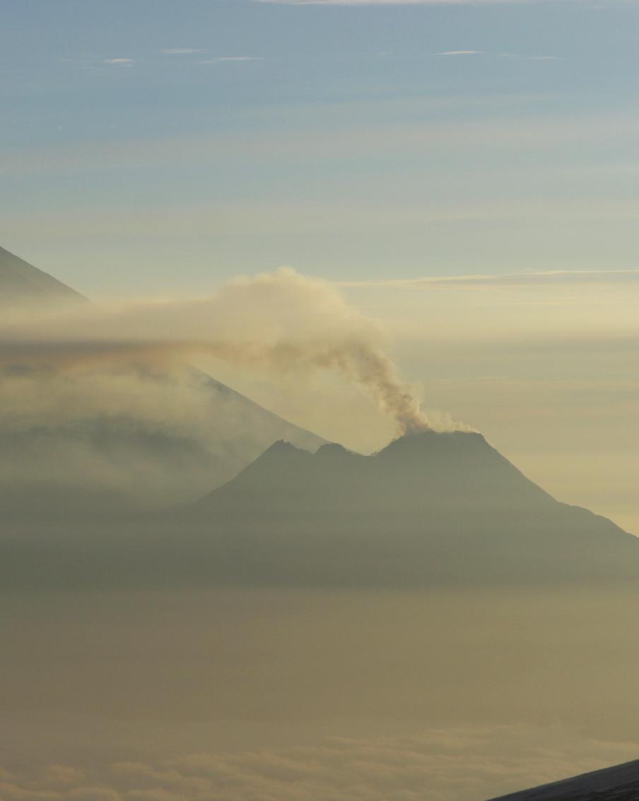 Вулкан Безымянный на Камчатке выбросил пепел на высоту 11 километров