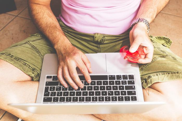 Вы часто крутите спиннер или стучите ручкой по столу, желая сосредоточиться? Пусть остальных это бесит, вам такое поведение идёт лишь на пользу