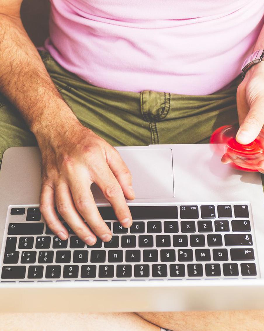 Вы часто крутите спиннер или стучите ручкой по столу, желая сосредоточиться? Пусть остальных это бесит, вам такое поведение идёт лишь на пользу