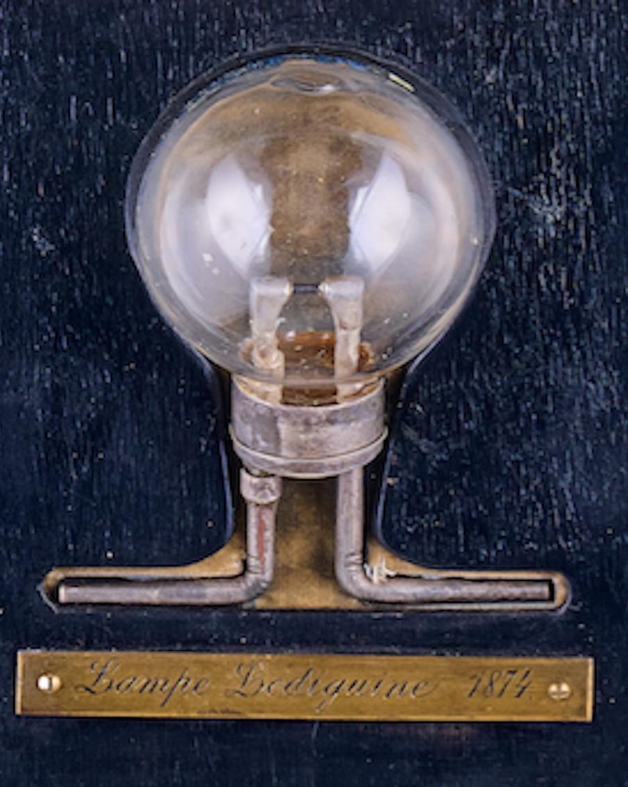 Рассказываем про Александра Лодыгина, придумавшего "лампочку Ильича"