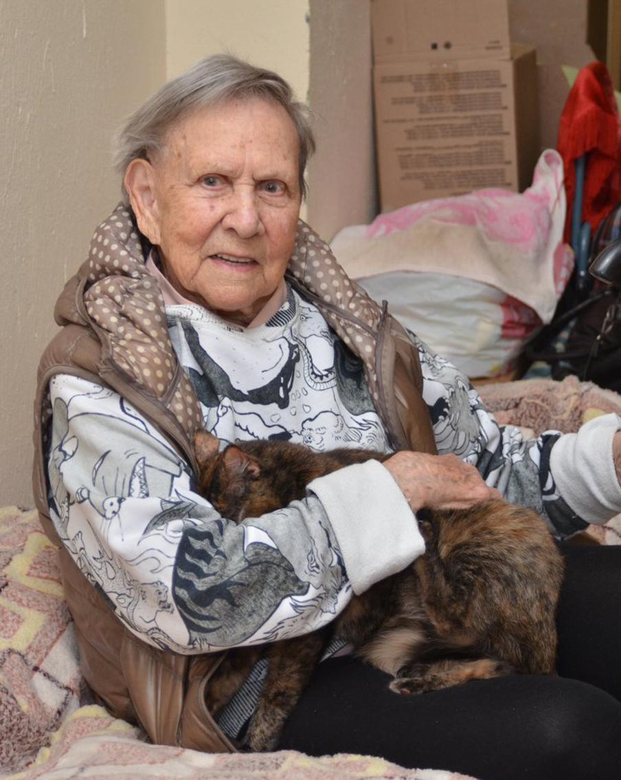 Племянник выставил за дверь 93-летнюю старушку вместе с кошкой