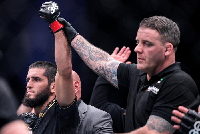 Махачев нокаутировал Волкановски и вновь защитил титул чемпиона UFC