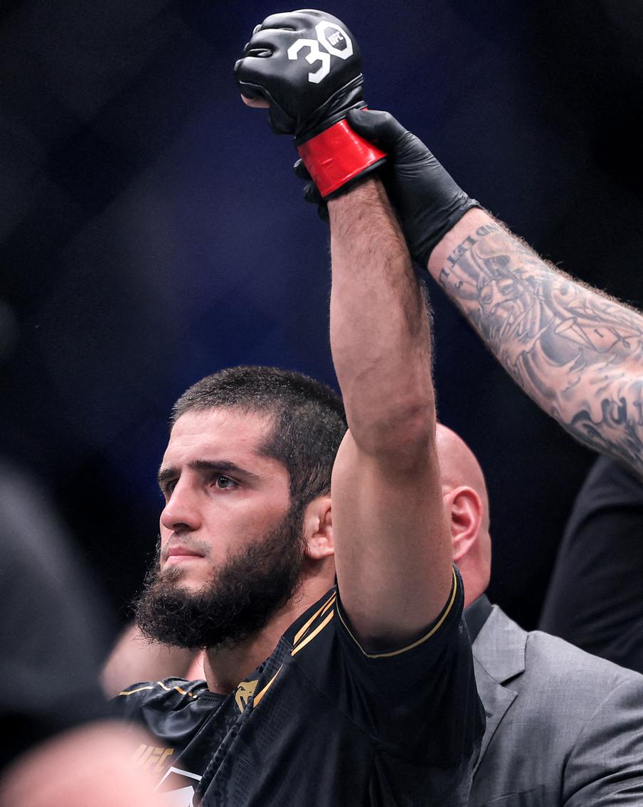 Махачев нокаутировал Волкановски и вновь защитил титул чемпиона UFC