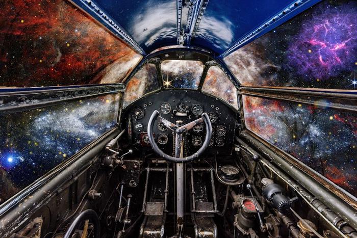 Фотограф впустил москвичей в кабину самолёта Чкалова