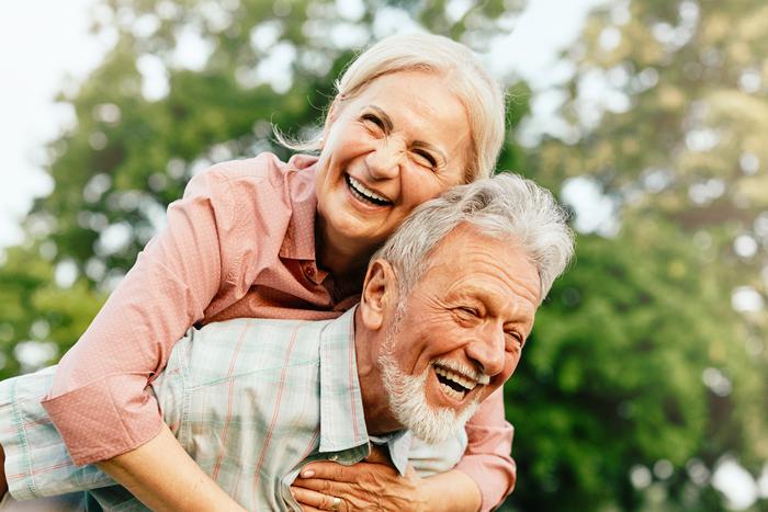 Возраст любви не помеха: как пожилые дамы ищут своего деда на сайте знакомств