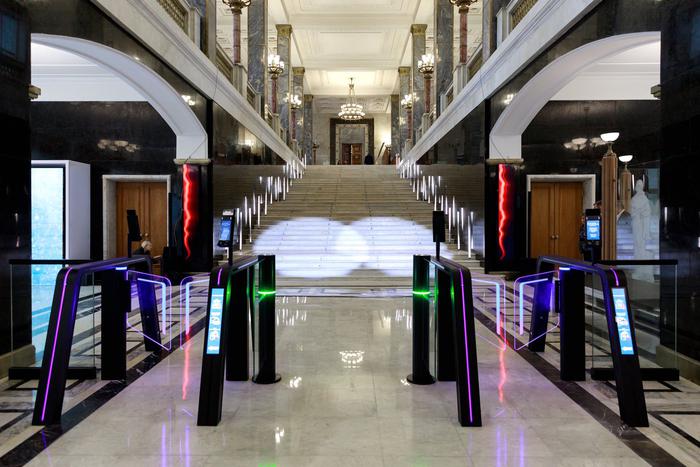 Главный подъезд откроют уже 1 ноября: в Ленинке отреставрировали легендарную лестницу