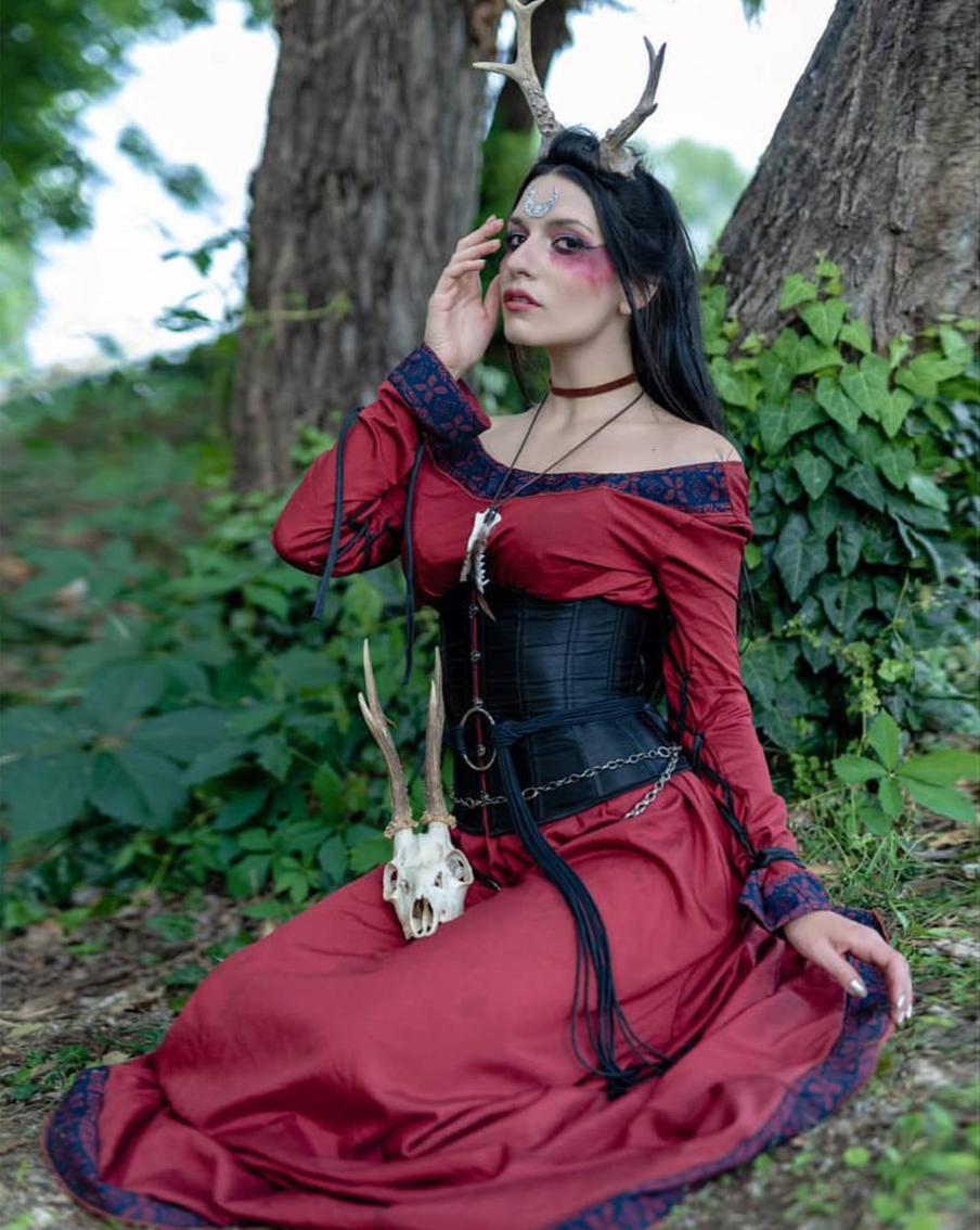 Вместо остроконечной шляпы предпочтите рога.