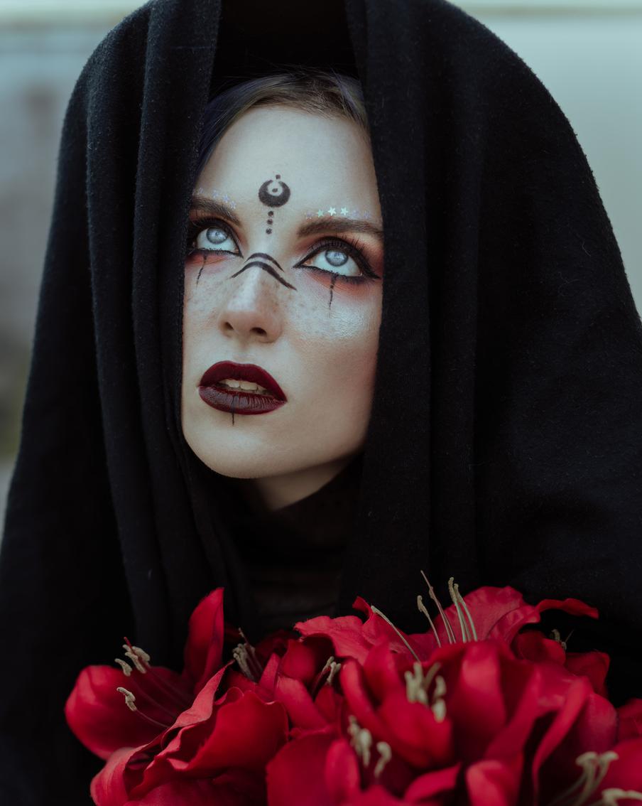 Букет цветов может стать хорошим дополнением к образу.