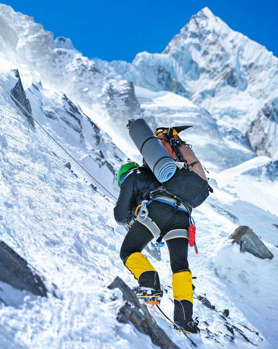 Российские альпинисты стали первыми на вершине Ролвалинг Канг Шар