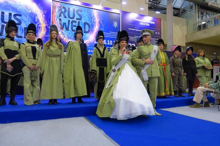 Королева сварки показала свою первую необычную коллекцию одежды